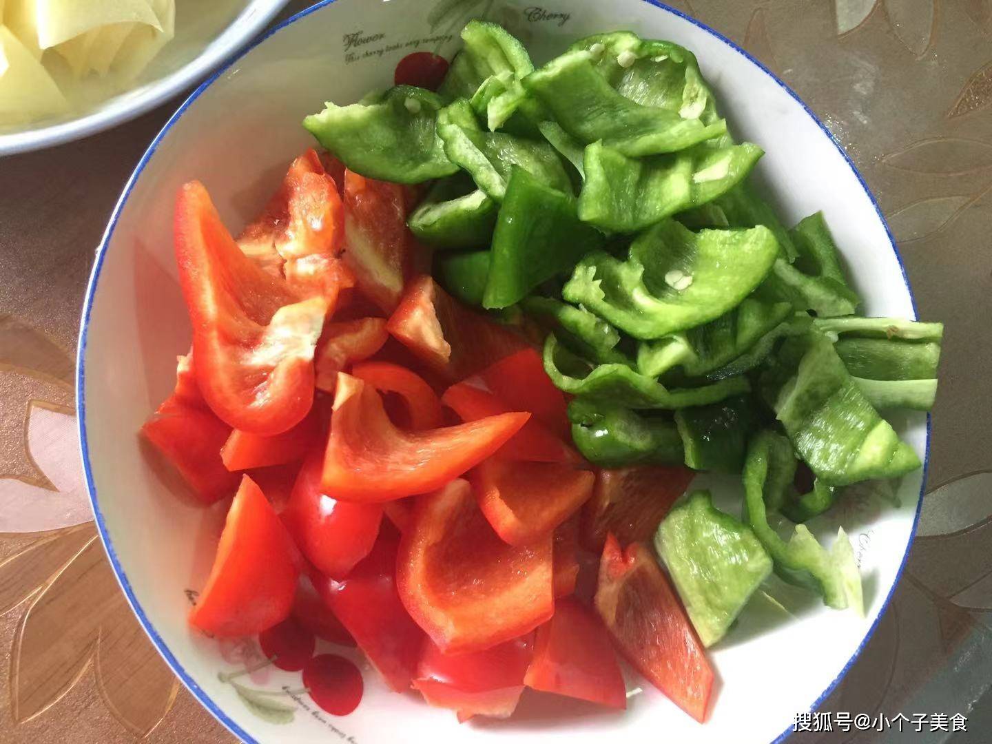 锅里加水,水开后加点盐,几滴食用油,把土豆片,青红椒块倒进去,搅拌匀