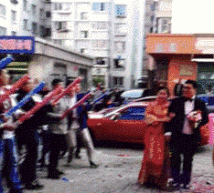 搞笑gif趣图,朋友们放礼炮,吓到新娘的婚纱了