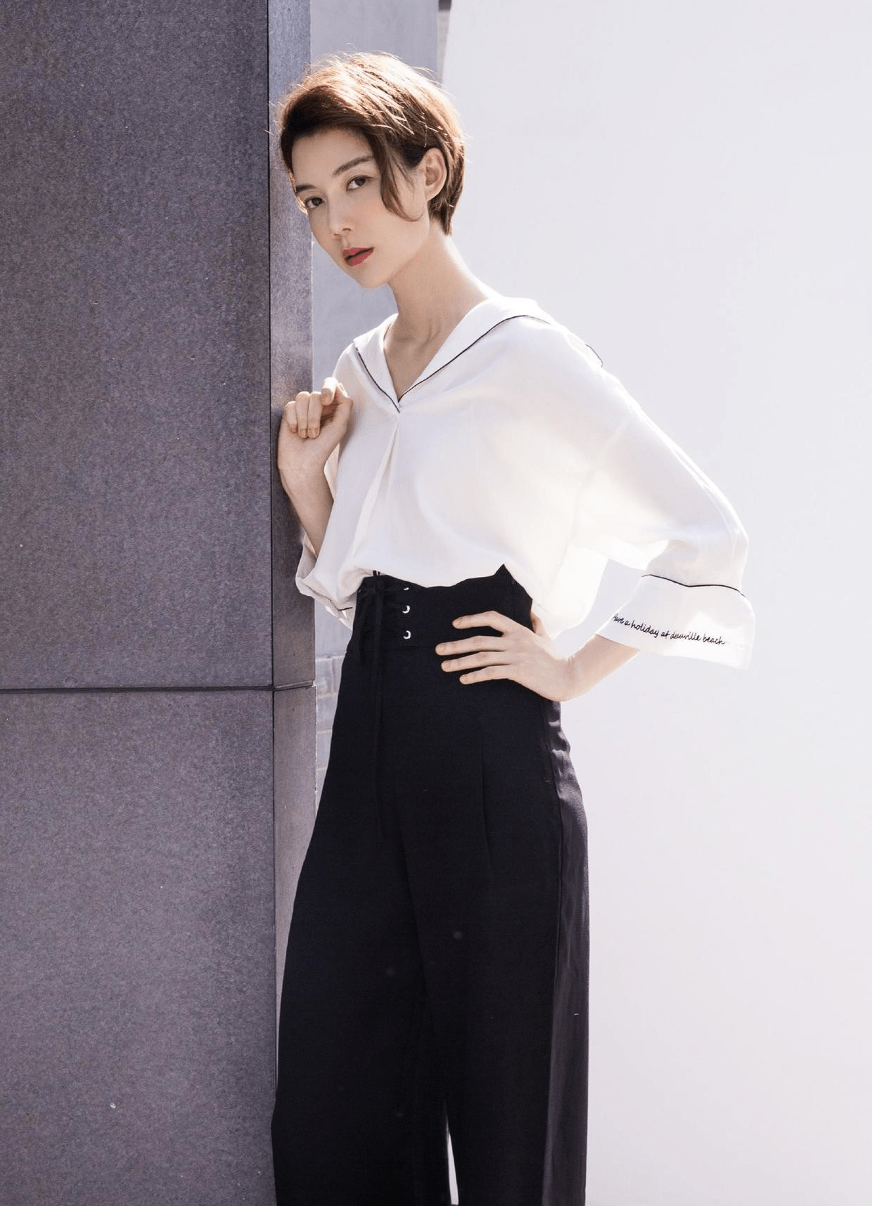 车晓又美回颜值巅峰,一袭白色抹胸礼服高级精致