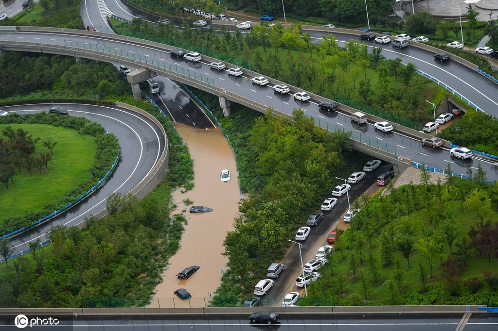 2021年7月21日,郑州暴雨第二日,昨日停在高架桥上的车辆安然无恙.