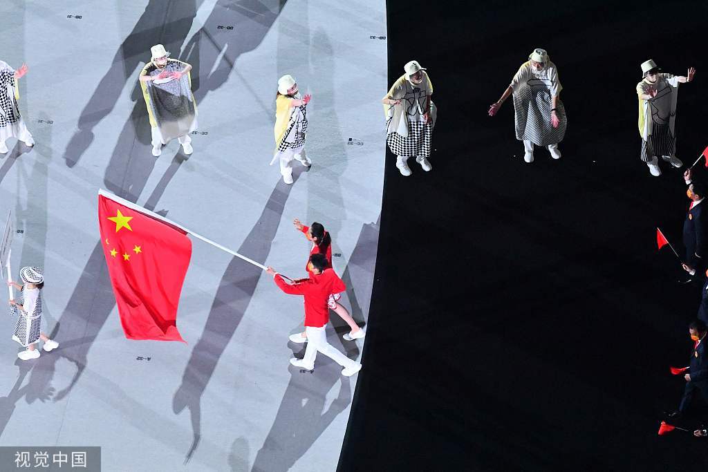 高清:奥运开幕式中国代表团入场 朱婷赵帅潇洒从容