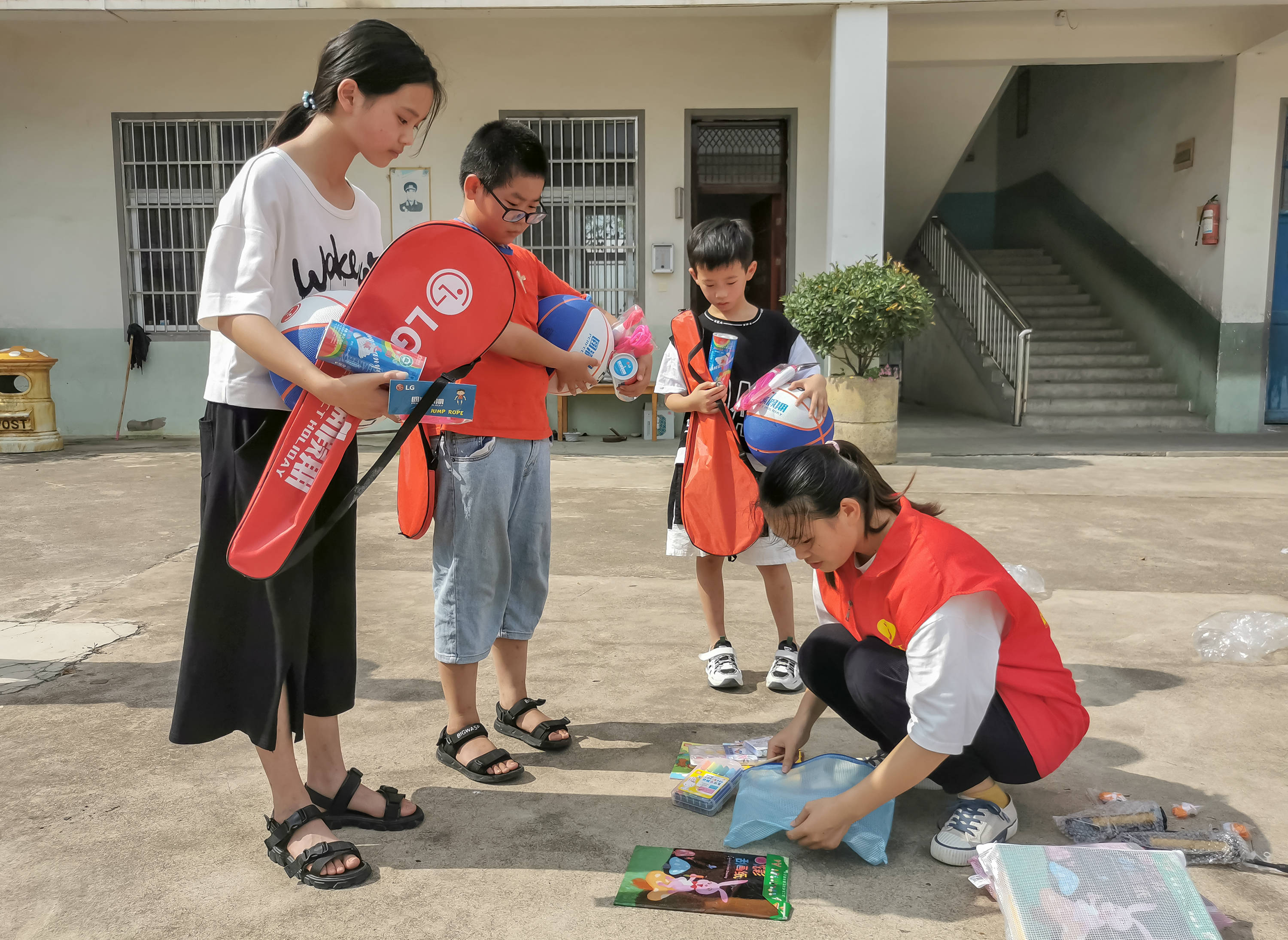 慰问留守儿童义工温暖人心