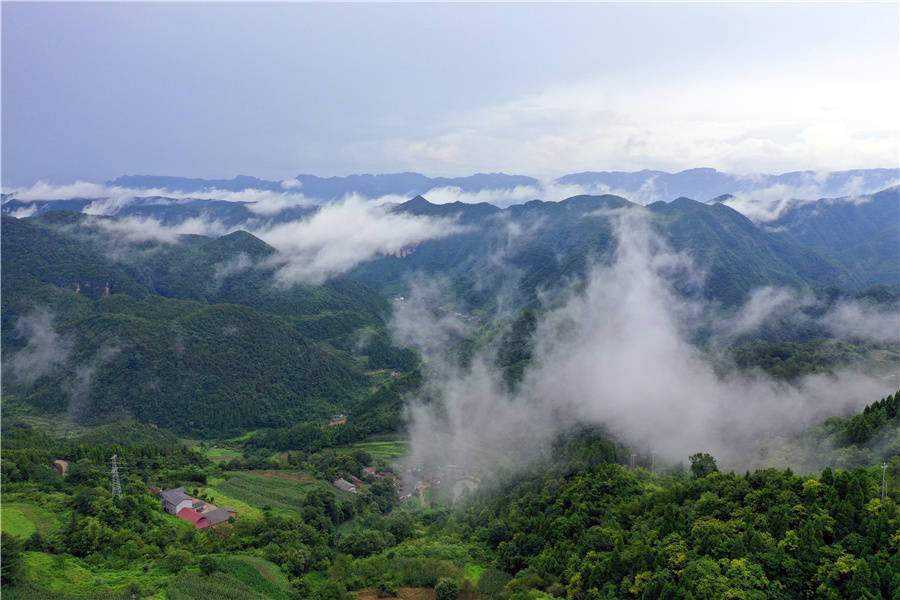 湖北宜昌:乡村云雾缭绕风景如画