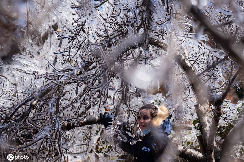 当地时间2021年7月29日,巴西圣若阿金,当地迎来罕见降雪,民众对下雪