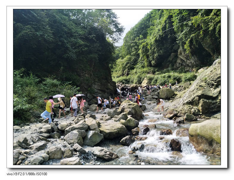 蟠龙谷尚属未开发自然景区,无门票,无消费,无规范道路.