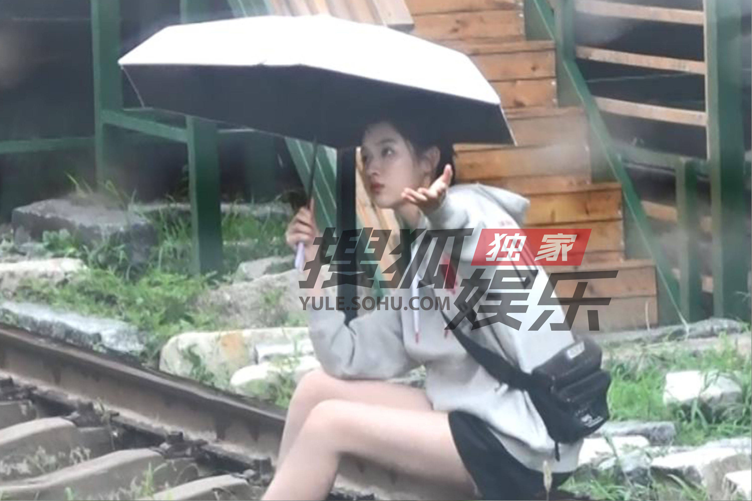 独家:王玉雯雨天户外拍照!杨玏绯闻女友笑容甜美