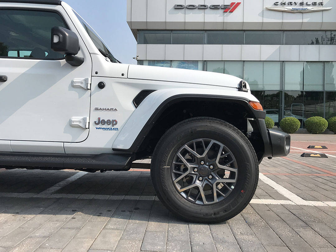 jeep牧马人撒哈拉混动版白色现车到店