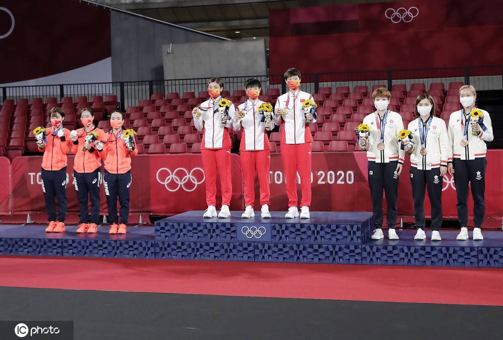 东京奥运会乒乓球女团颁奖仪式:中国队夺得金牌