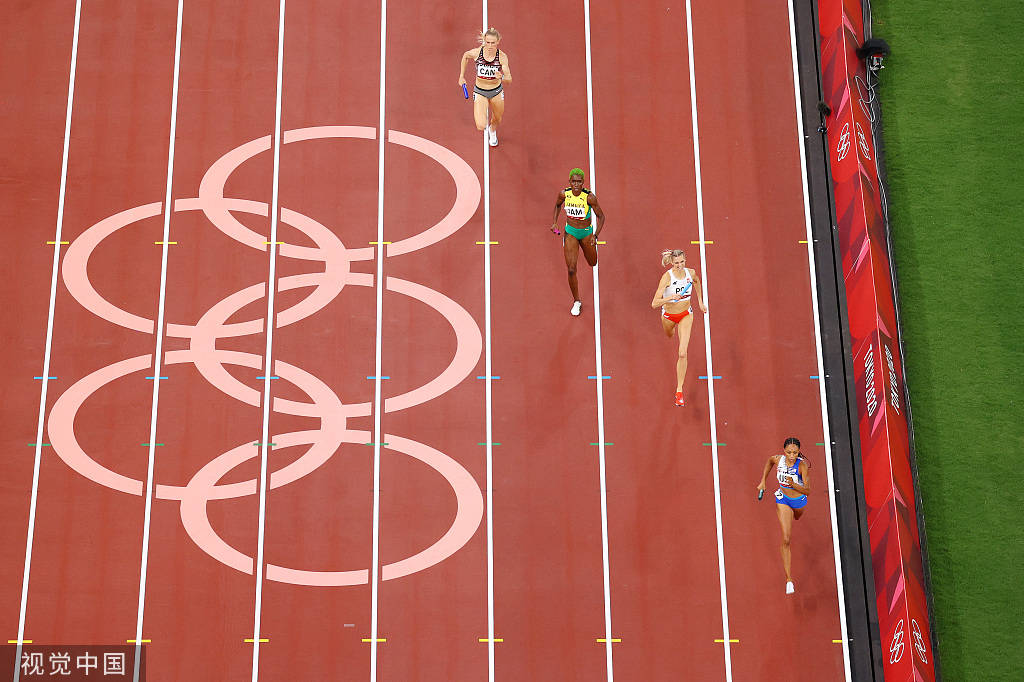 高清图:女子4x400米接力美国夺冠 全队开心庆祝