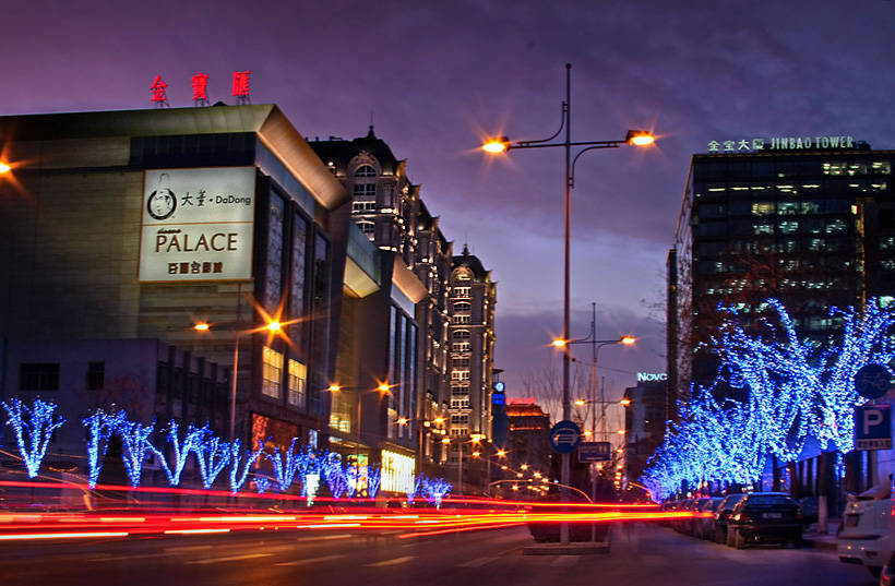 北京灯市口街道在明代是一年一度举办的热闹灯市,到现在发展成繁华的