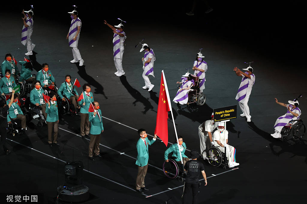 组图:2020东京残奥会开幕式 中国代表团入场