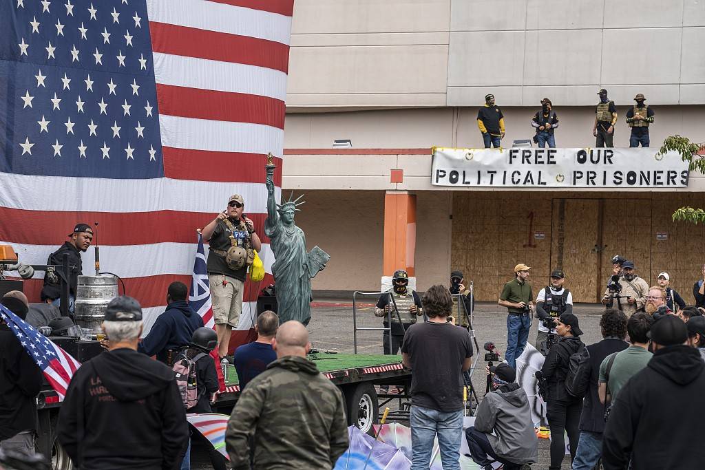 美国极右翼团体在市中心集会,与极左翼组织"反法西斯主义运动(antifa