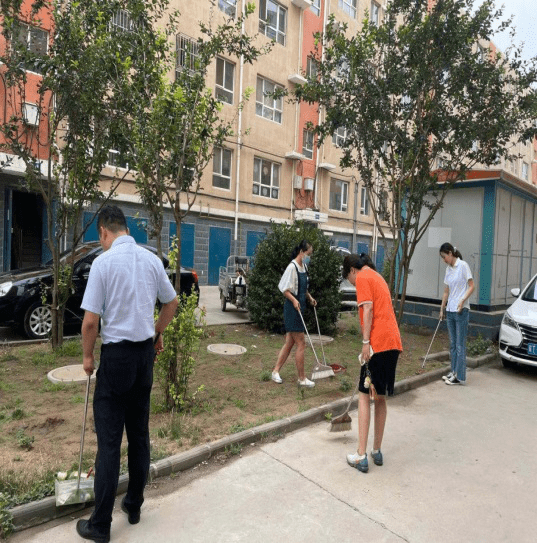 近日,中国人寿河北衡水冀州支公司组织内部员工开展清洁社区公益活动