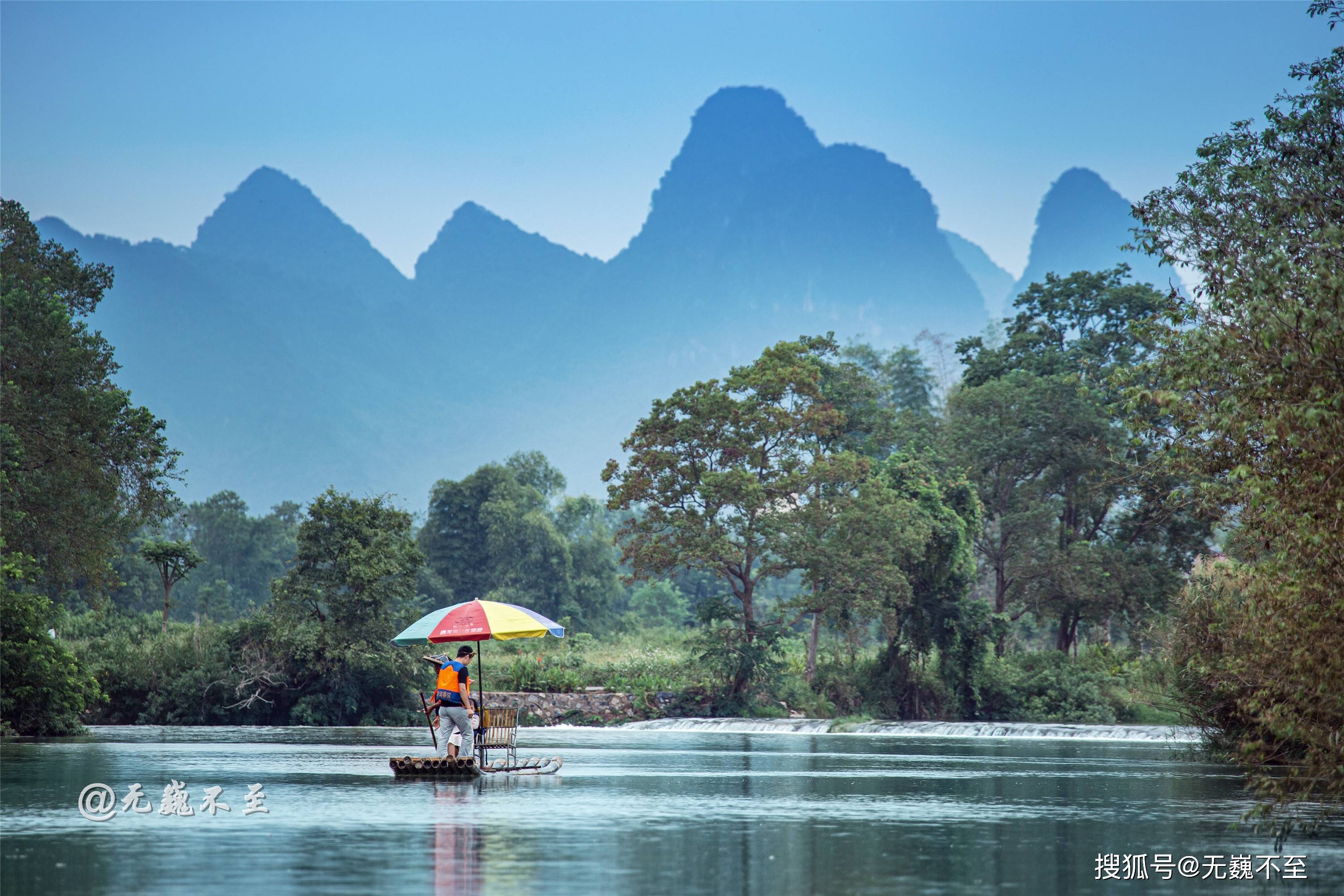 素有"小漓江"之称,乘坐当地小竹筏荡舟河中,两岸青山对出,人船如行画
