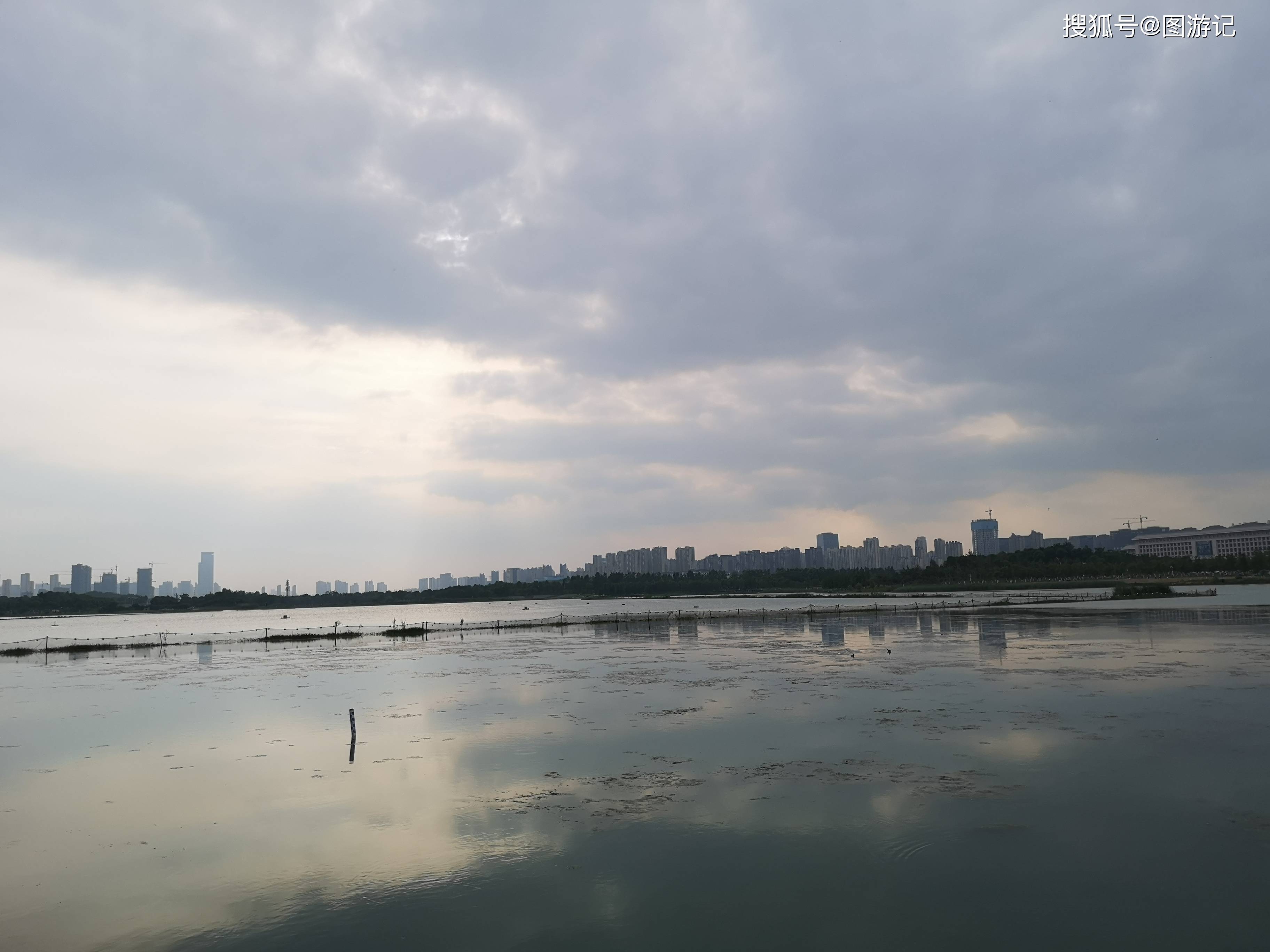 合肥方兴湖,一个美丽的人工湖,夕阳下风光旖旎