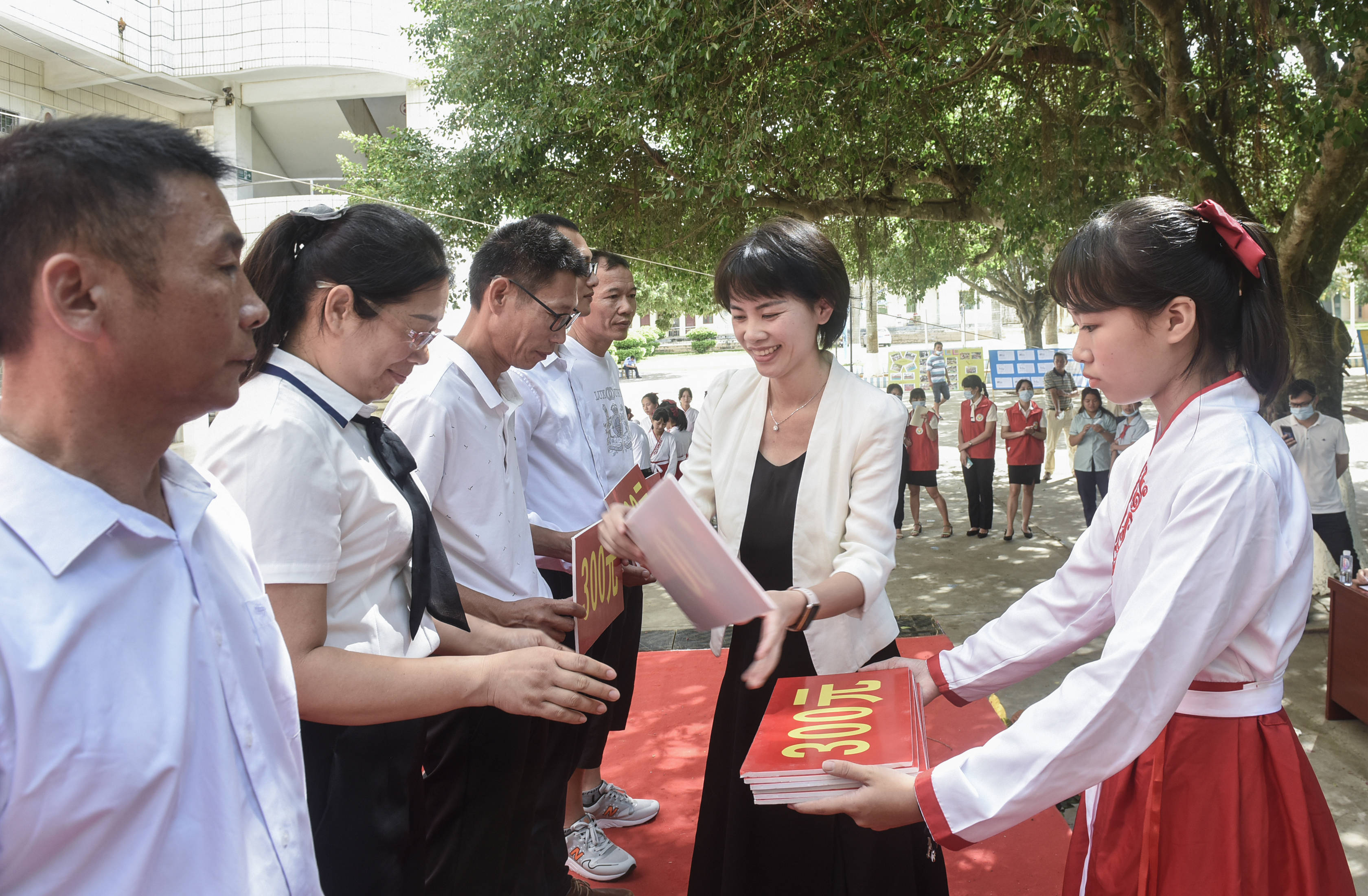 湛江雷州市唐家乡亲联谊会表彰224名师生 10年捐资400