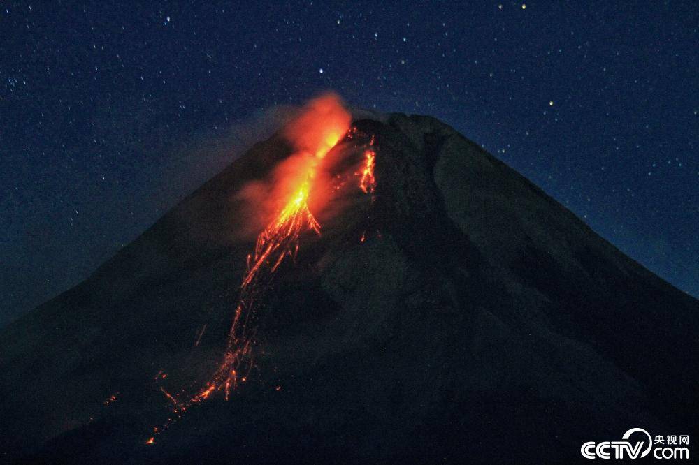 1/ 12 当地时间2021年9月8日,印尼中爪哇,默拉皮火山喷发,熔岩流淌.