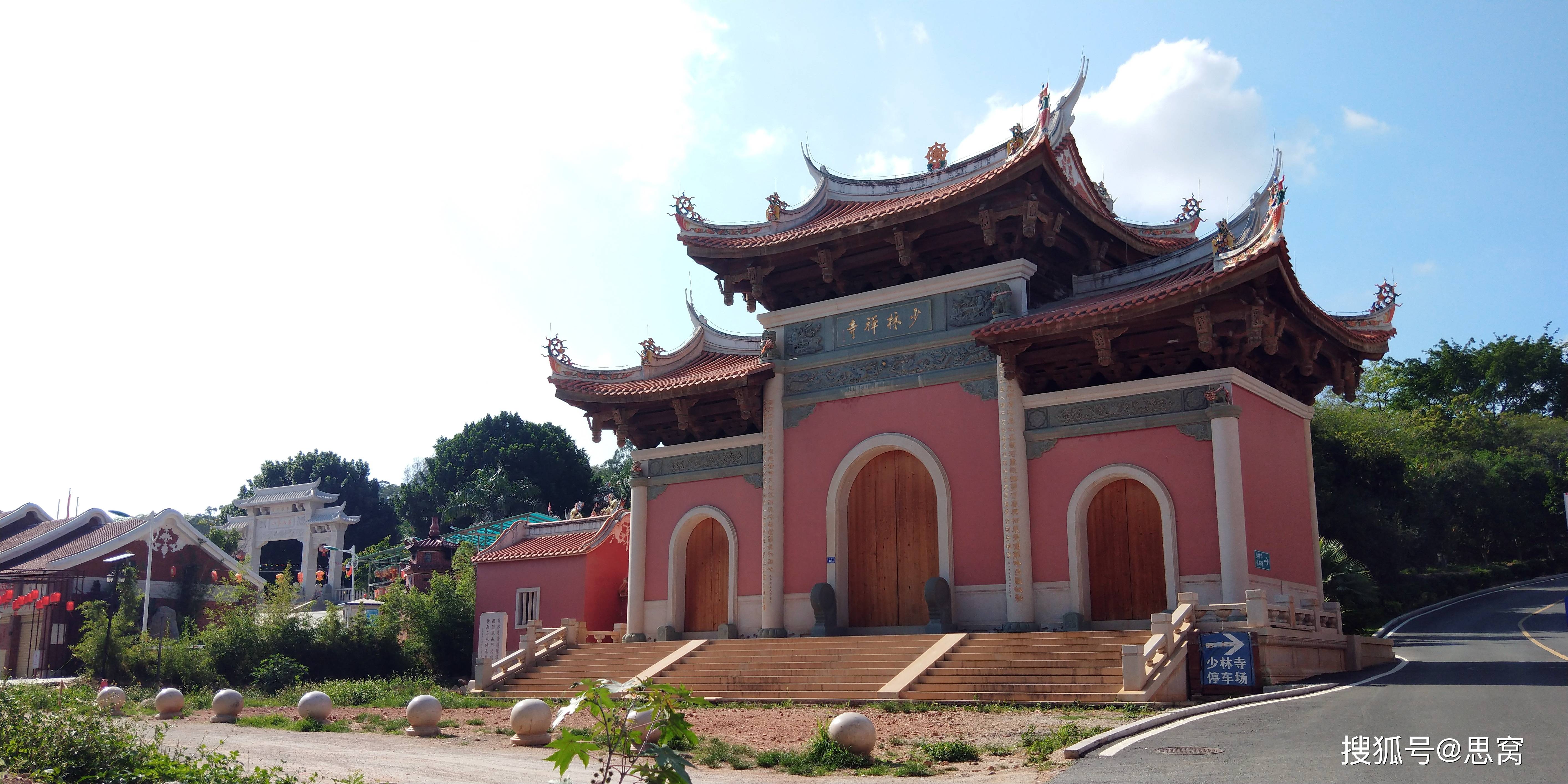 福建有三座少林寺,分别为莆田少林寺,泉州少林寺,福清少林寺.