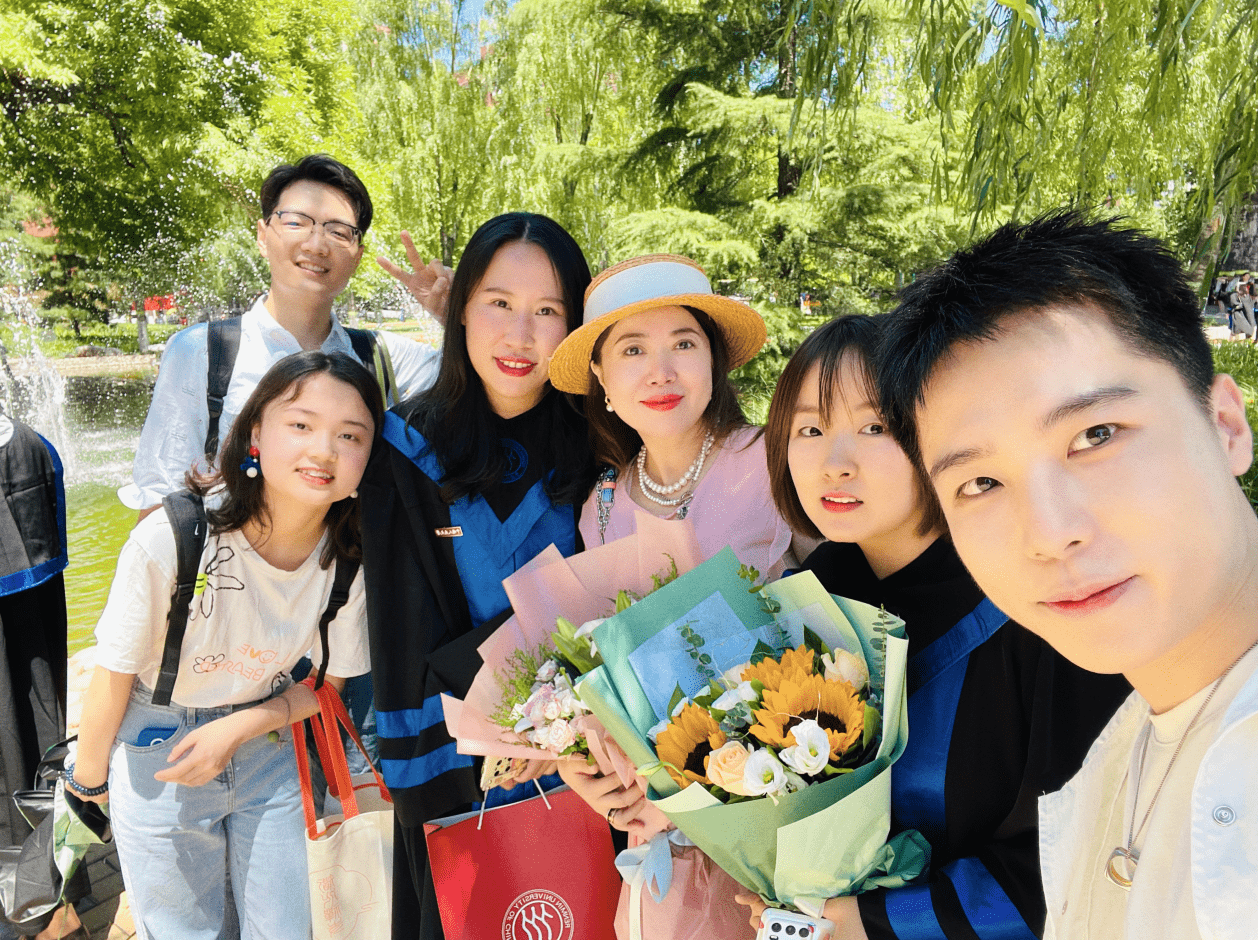 栾轶玫老师与学生合影
