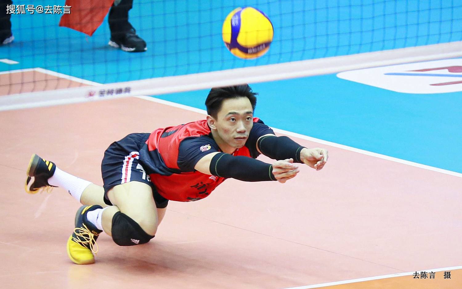 从中国男排替补到主力 杨一鸣只用了不到半年时间_亚锦赛