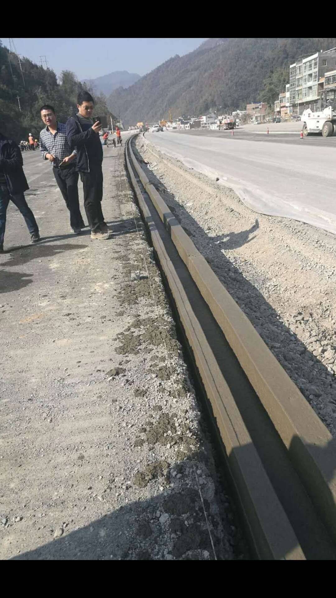 矩形高速公路排水沟滑模机两种行走模式_混凝土