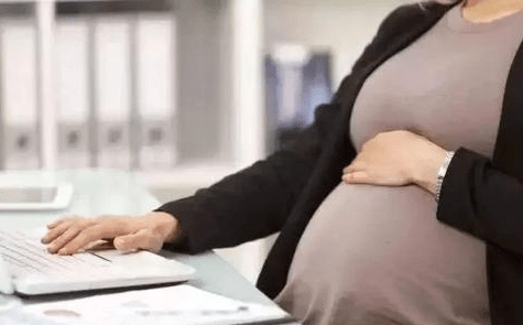 女子怀孕11个月还未生产,医生紧急催产：怎么能观念这么陈旧呢？