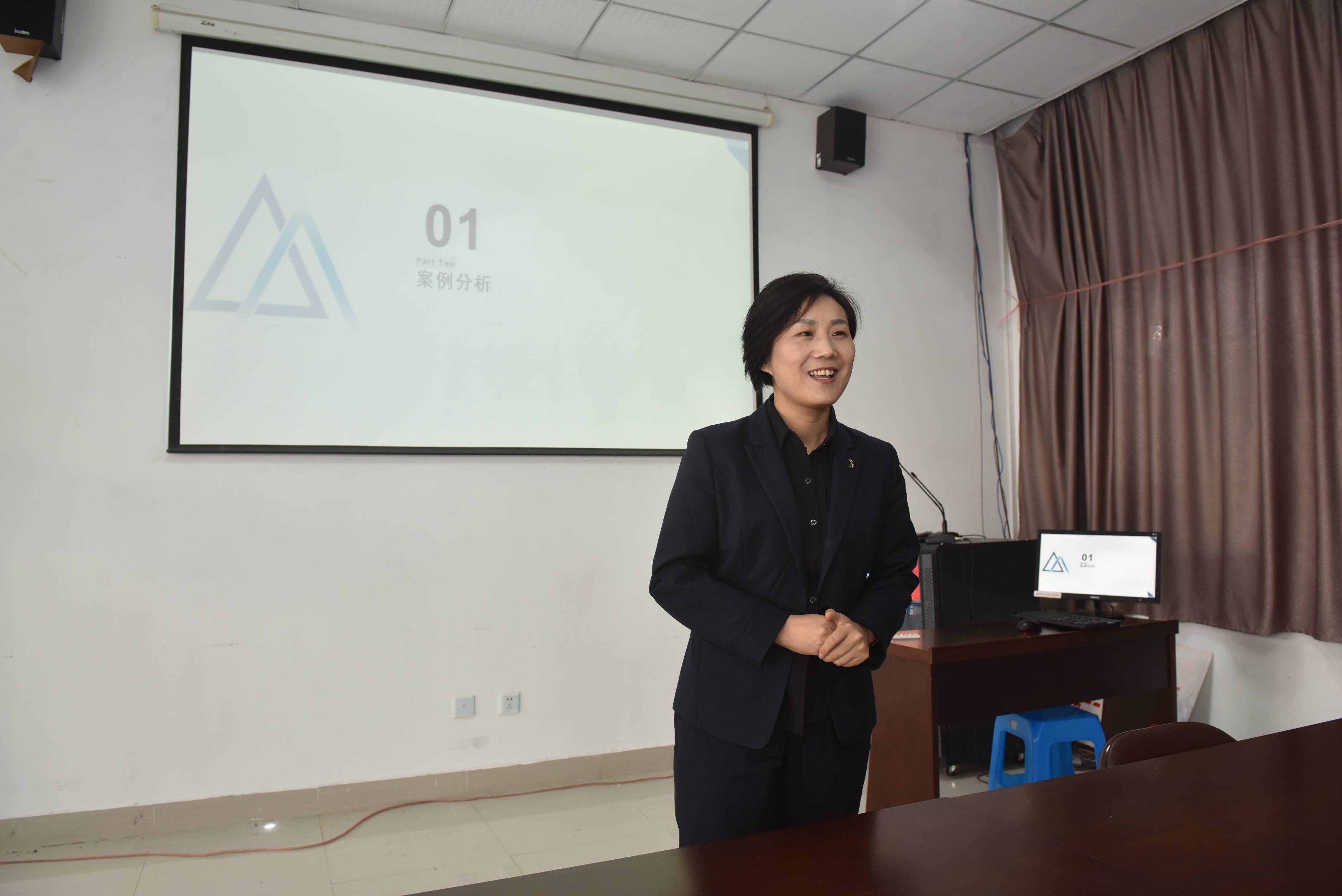 著名婚姻家事律师庞娟走进社区为居民提供"家门口"法律服务