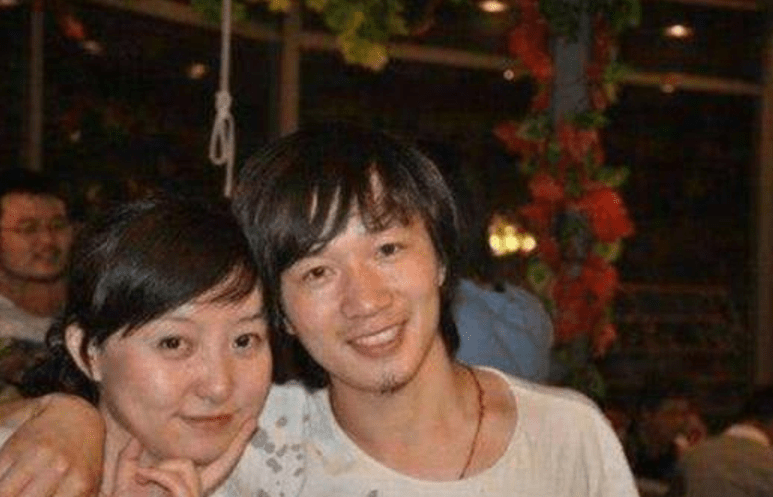 祁骥和魏笑请了三天假,回老家结婚.