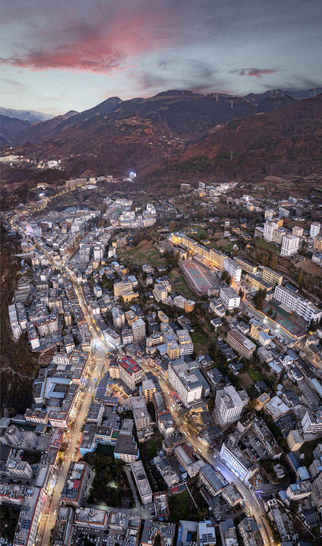 摄影:刘国兴2021年12月21日,夜幕降临,华灯初上,四川省凉山州美姑县城