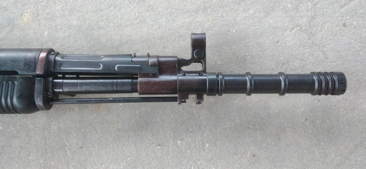 在缅甸仿制81式步枪的过程中也曾短暂仿制过折叠枪托的81-1式,不过在