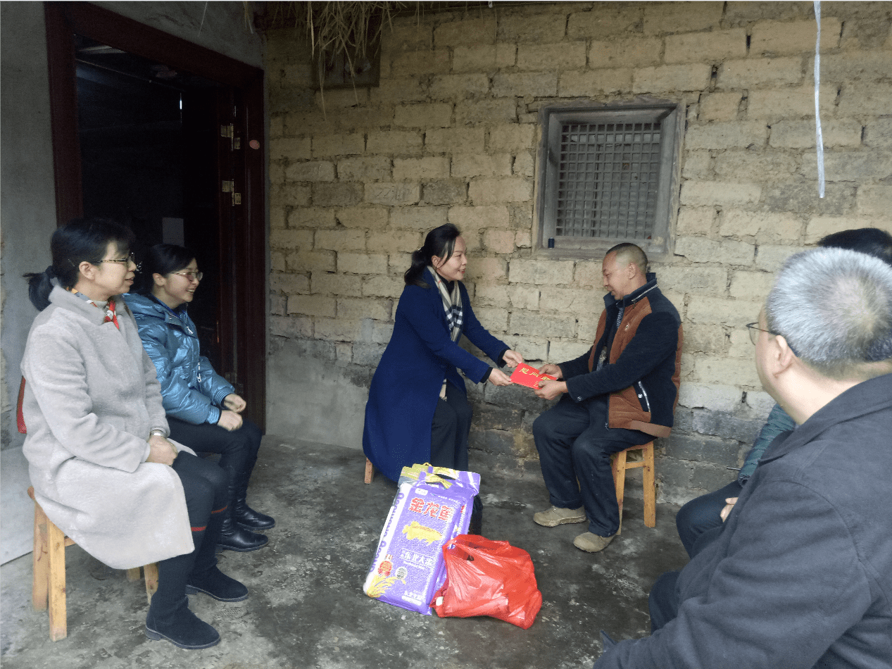 成都市蒲江县政协副主席包蕾走访慰问低保户
