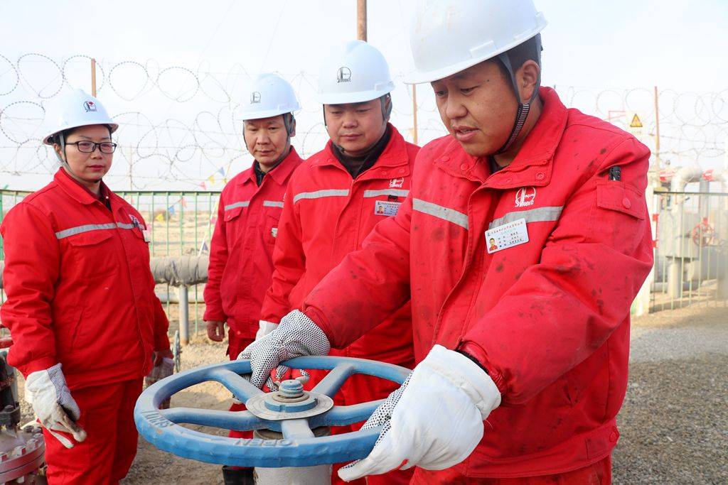 在9-2计转站,魏晓亮和采油管理二区技师建议切改