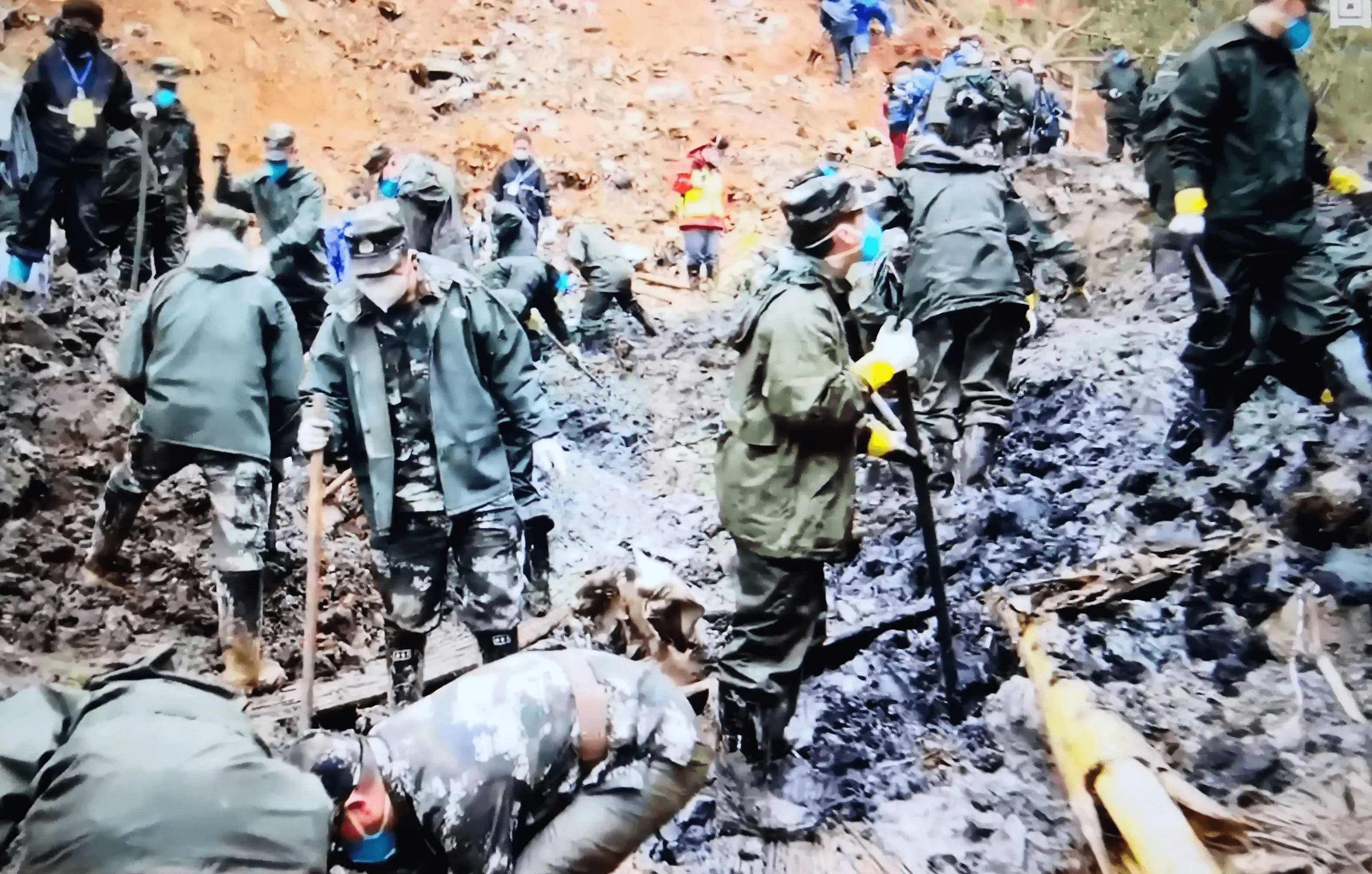 东航垂直坠机及中国十一大空难_东航坠机撞击点附近已无生命迹象_东航