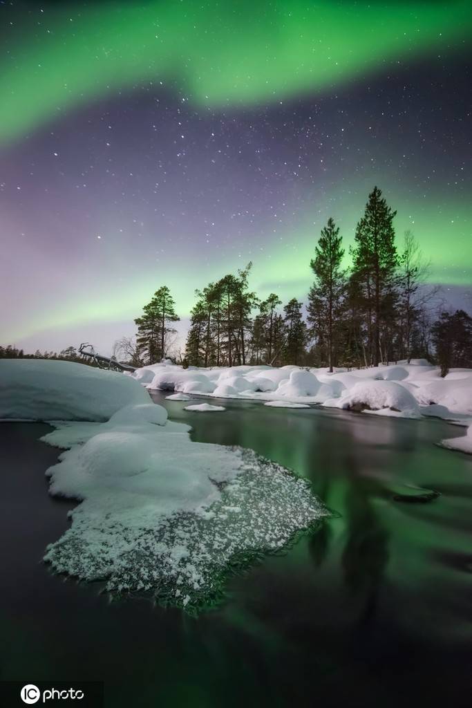 俄罗斯摩尔曼斯克现雪树极光奇景