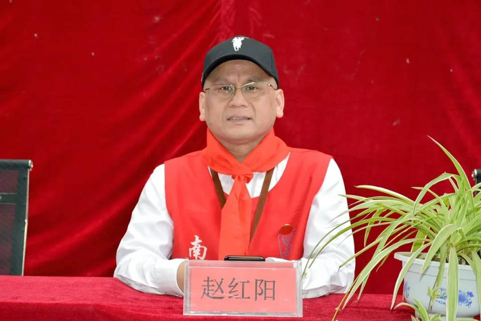 南阳义工联副会长赵红阳.南阳义工联理事胡小银.