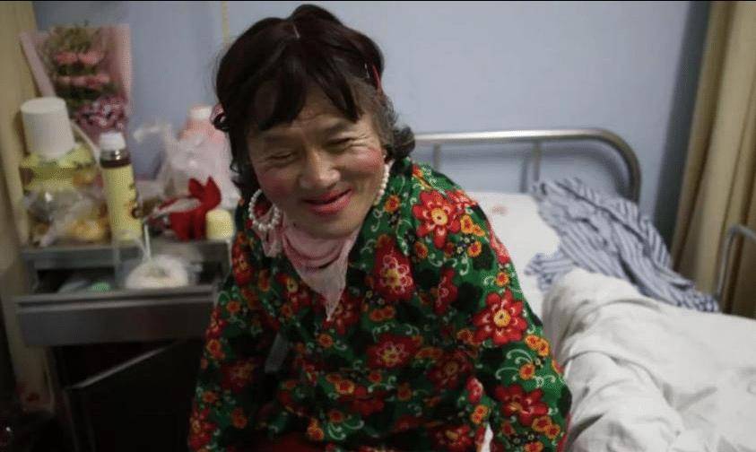 原创拾荒大爷男扮女装16年整日浓妆艳抹扎小辫背后故事令人心酸