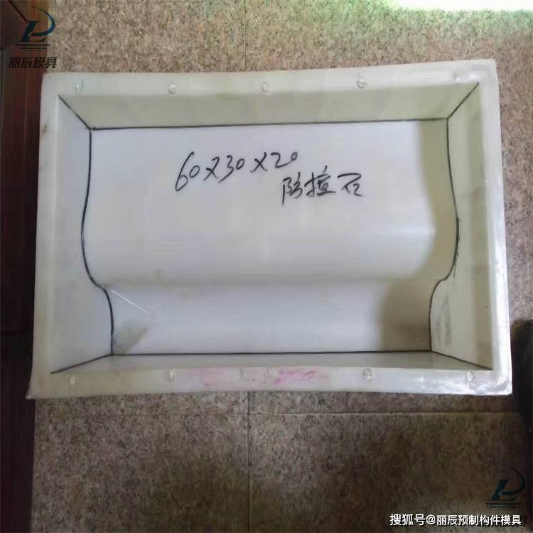 路沿石模具根据它的形状不同,又分为:缺口路沿石模具,路平石模具,异形