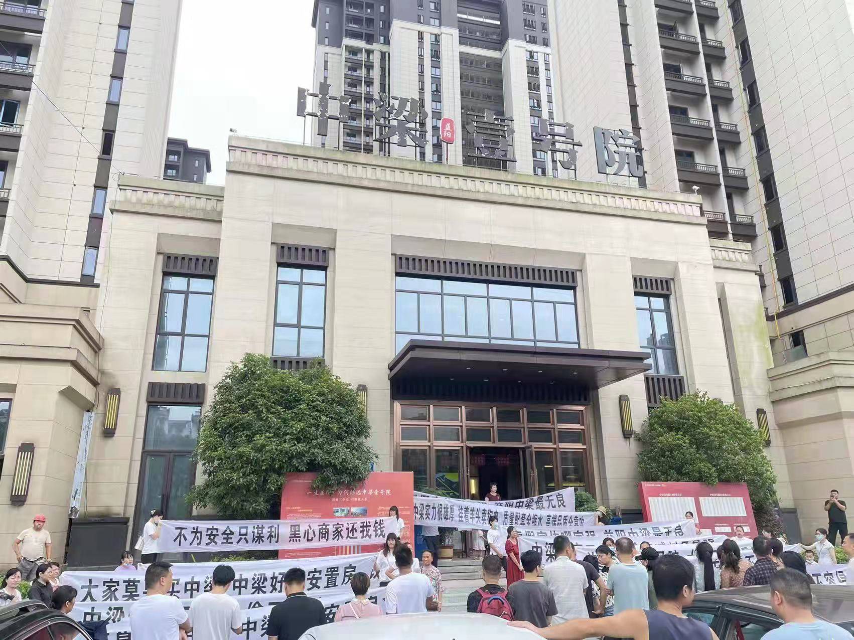 益阳中梁壹号院小区大门竟然卖成商铺交房日成业主维权日