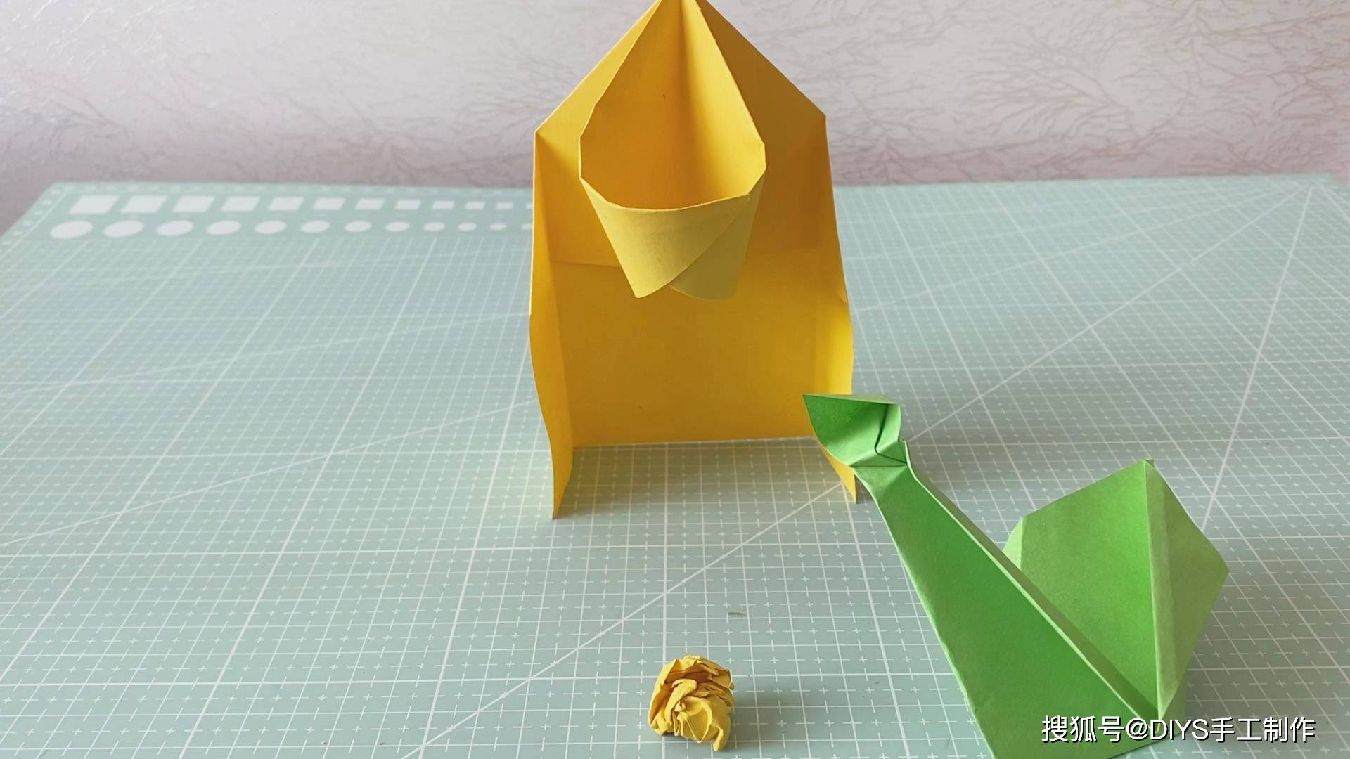 一个可以在桌子上玩的折纸投篮机