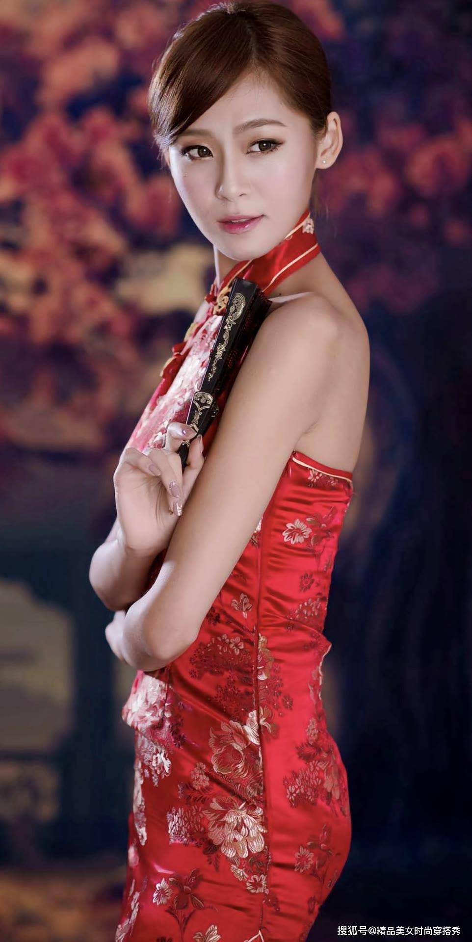 红色刺绣旗袍优雅又有气质充分展现了东方女性美 搜狐大视野 搜狐新闻
