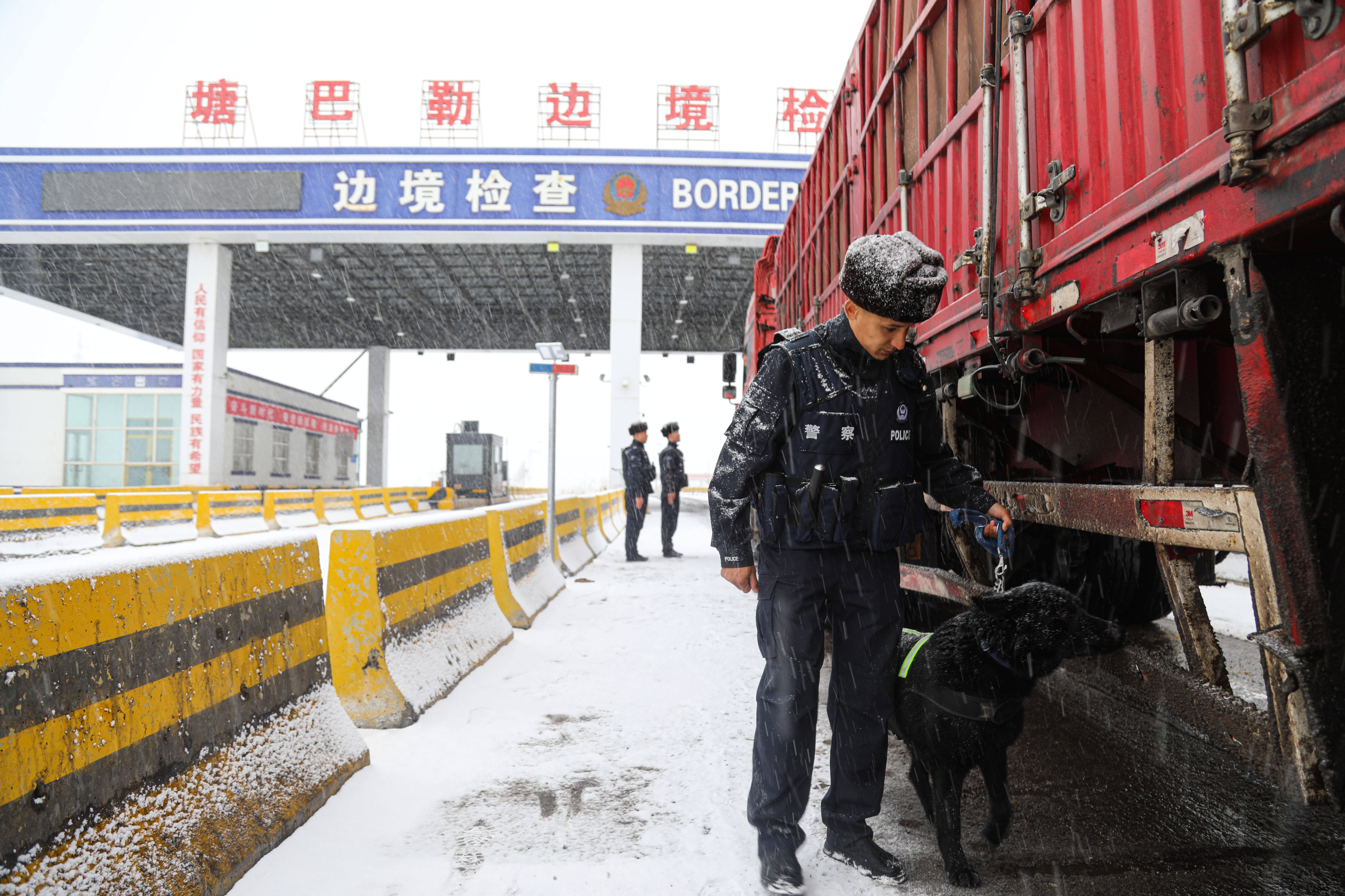 新疆阿勒泰：四月雪“警”执勤保不变