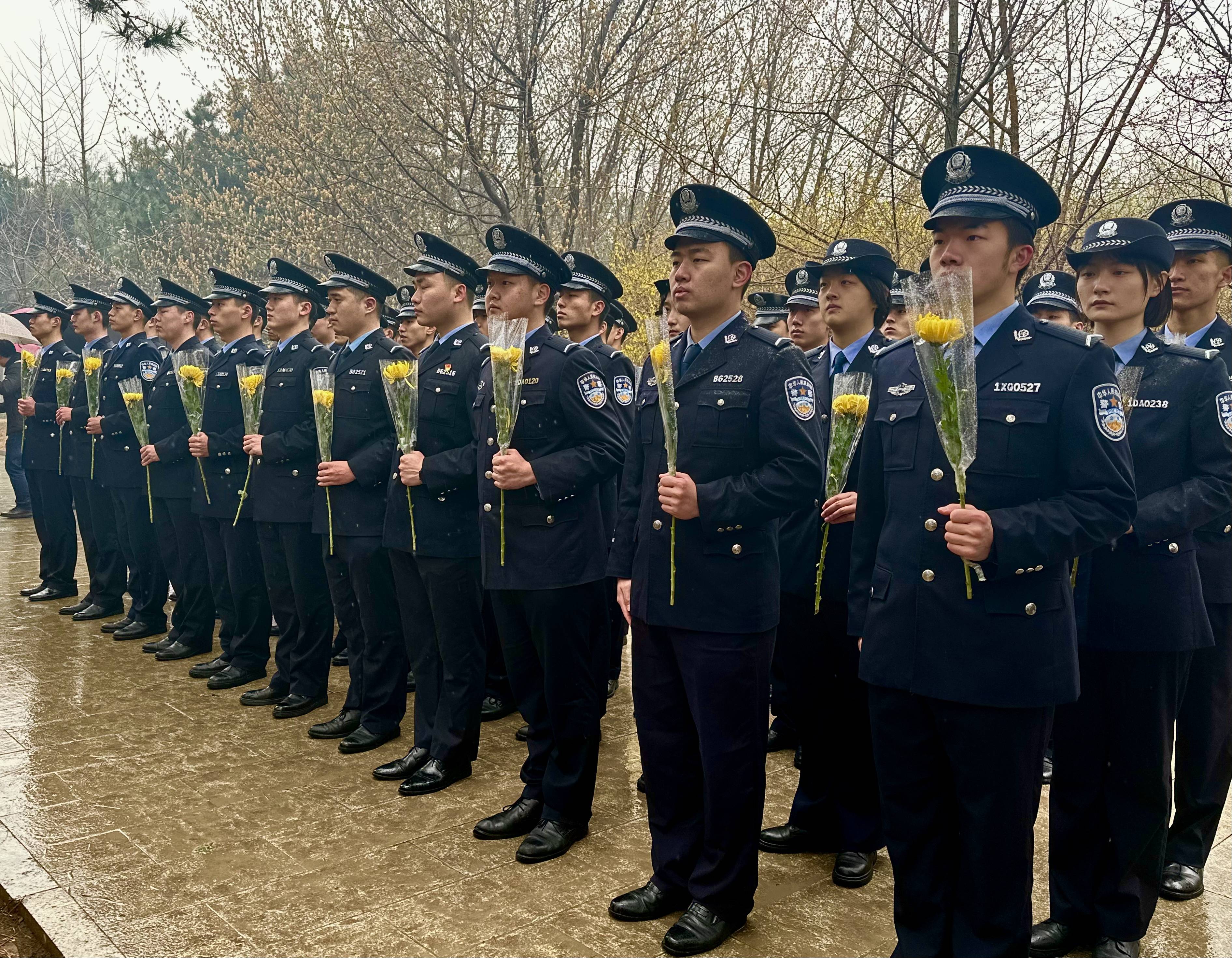 中国刑警学院部门师生参与千人祭奠意愿军英烈活动