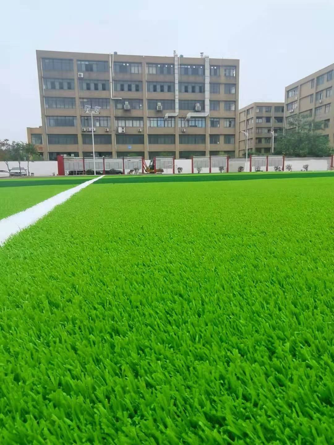 如何在足球场人造草坪内填充石英砂和橡胶2025江西省城市足球联赛-赛程/比分/球队阵容全掌握-本地热血来袭！颗粒呢？