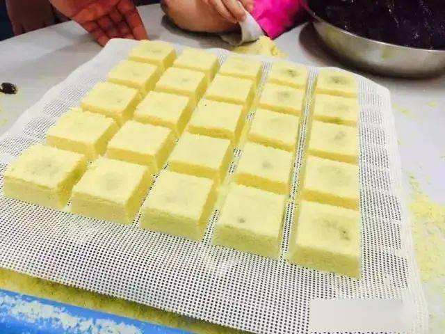 雪糕是平望镇的特色风味糕点,乳名叫薄荷糕,清乾隆三十年(1765)以前