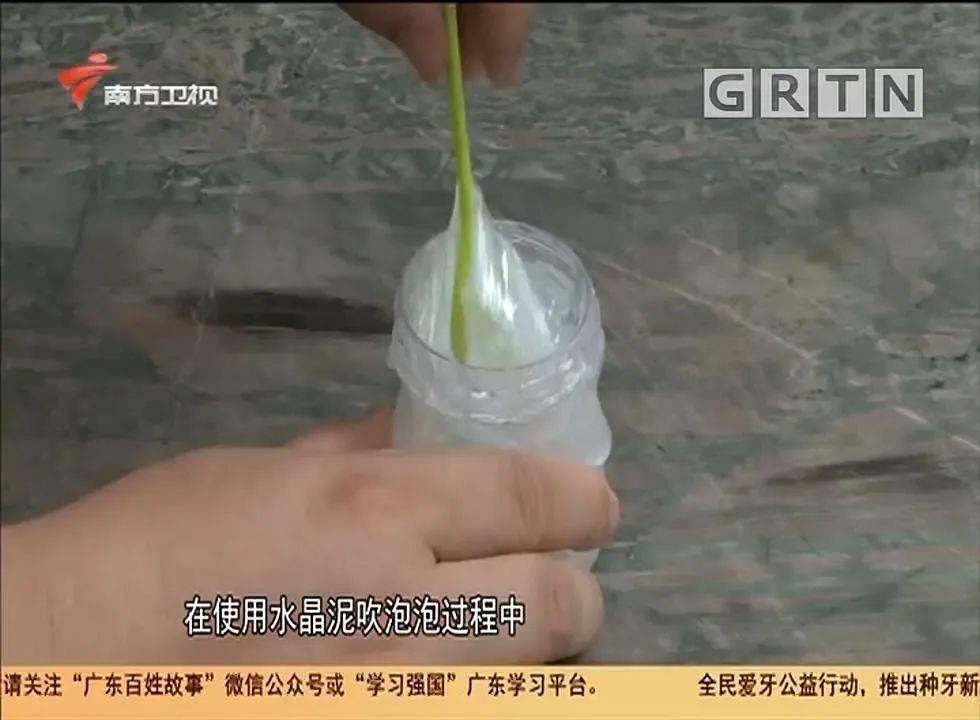 这种diy"泥玩具"的玩法,是将包装中的液体胶,起泡胶,活化剂等配料