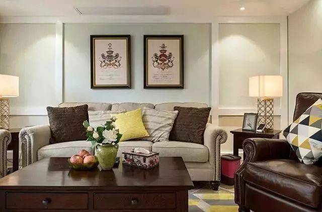 客厅沙发墙一面,美式风格的布艺沙发和茶几