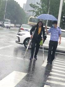 老人▲长沙一辅警雨中为拄拐老人撑伞暖到网友，