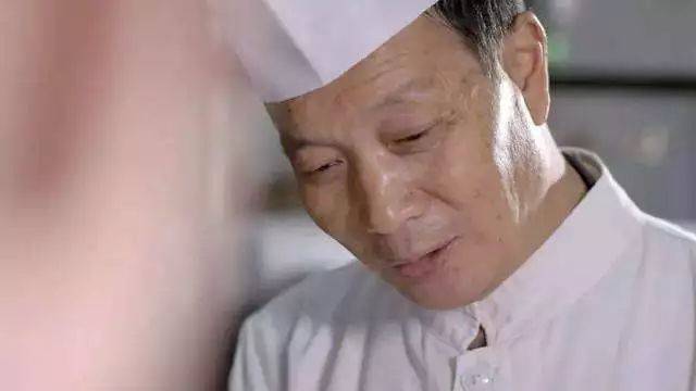 三林本帮菜第四代传人李明福如今，李明福已将这门技艺再传承给自己的儿