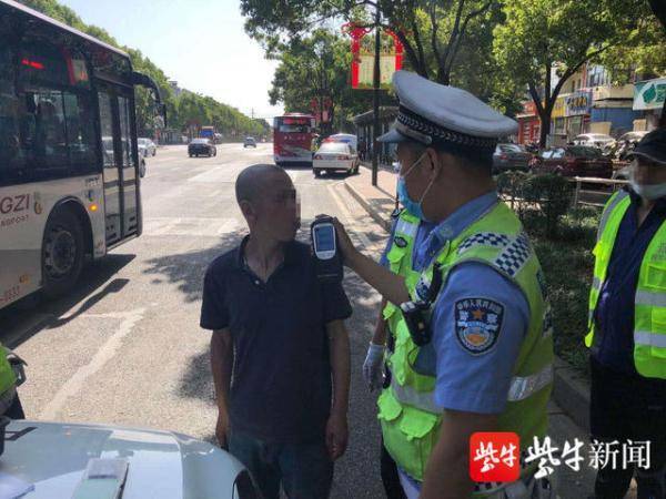 机动车|酒驾司机不礼让斑马线被拦，猛嚼口香糖试图掩盖酒气