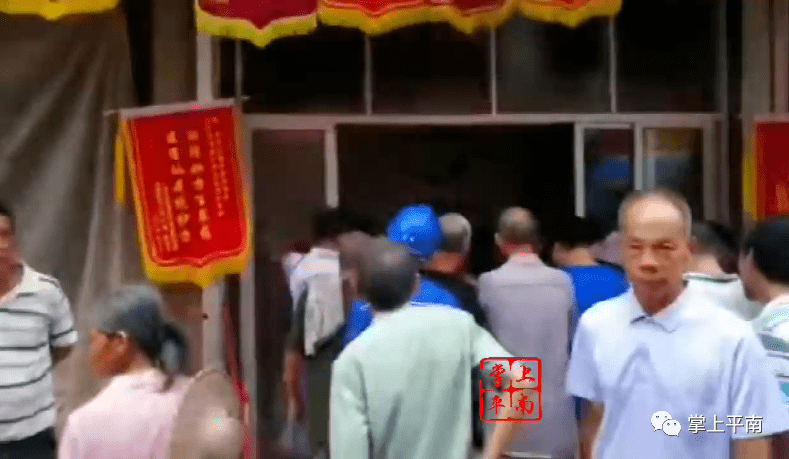 的平台 昨天平南寺面, 一间挂满"济世良医,妙手回春"各种锦旗的门店